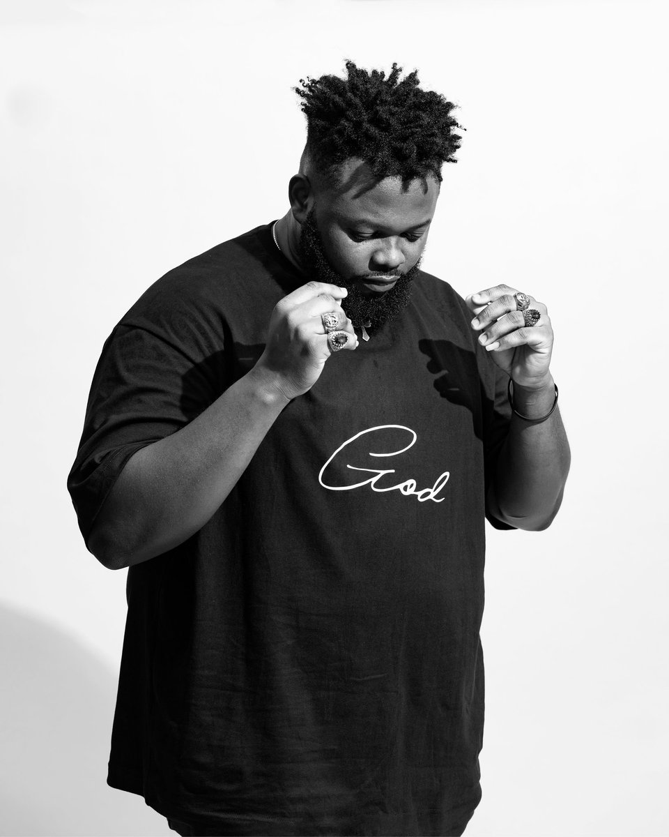 ogclothings_'s tweet photo. BLACK   IS  KING 👑👑👑  as styled by @_Hoe_G and @LadayoBodunrin 
📷 : @Seunmed_ 
👕👖: @ogclothings_ 
Muse : @LadayoBodunrin https://t.co/vuyk5pKEaE