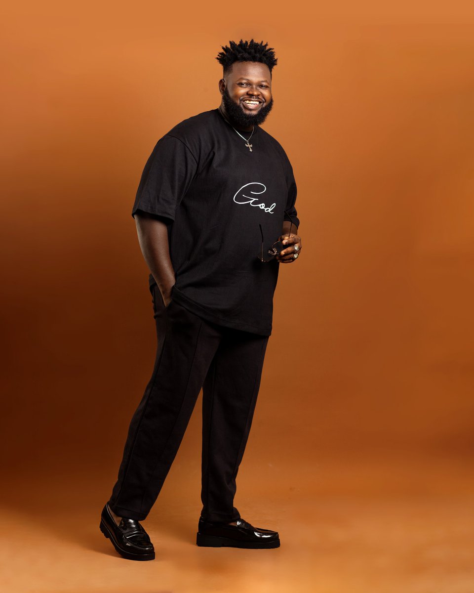 ogclothings_'s tweet photo. BLACK   IS  KING 👑👑👑  as styled by @_Hoe_G and @LadayoBodunrin 
📷 : @Seunmed_ 
👕👖: @ogclothings_ 
Muse : @LadayoBodunrin https://t.co/vuyk5pKEaE