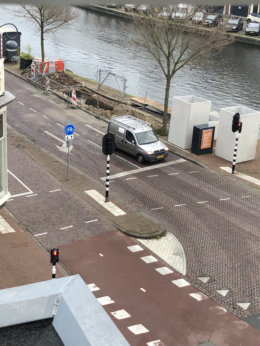 Lieve <a href="/gemeentehaarlem/">Gemeente Haarlem</a>
Het graven en plaatsen van ondergrondse vuil containers Spaarne / gedempte oude gracht kan toch prima overdag zonder verkeershinder en hoeft toch niet in de nacht te gebeuren? 🤔