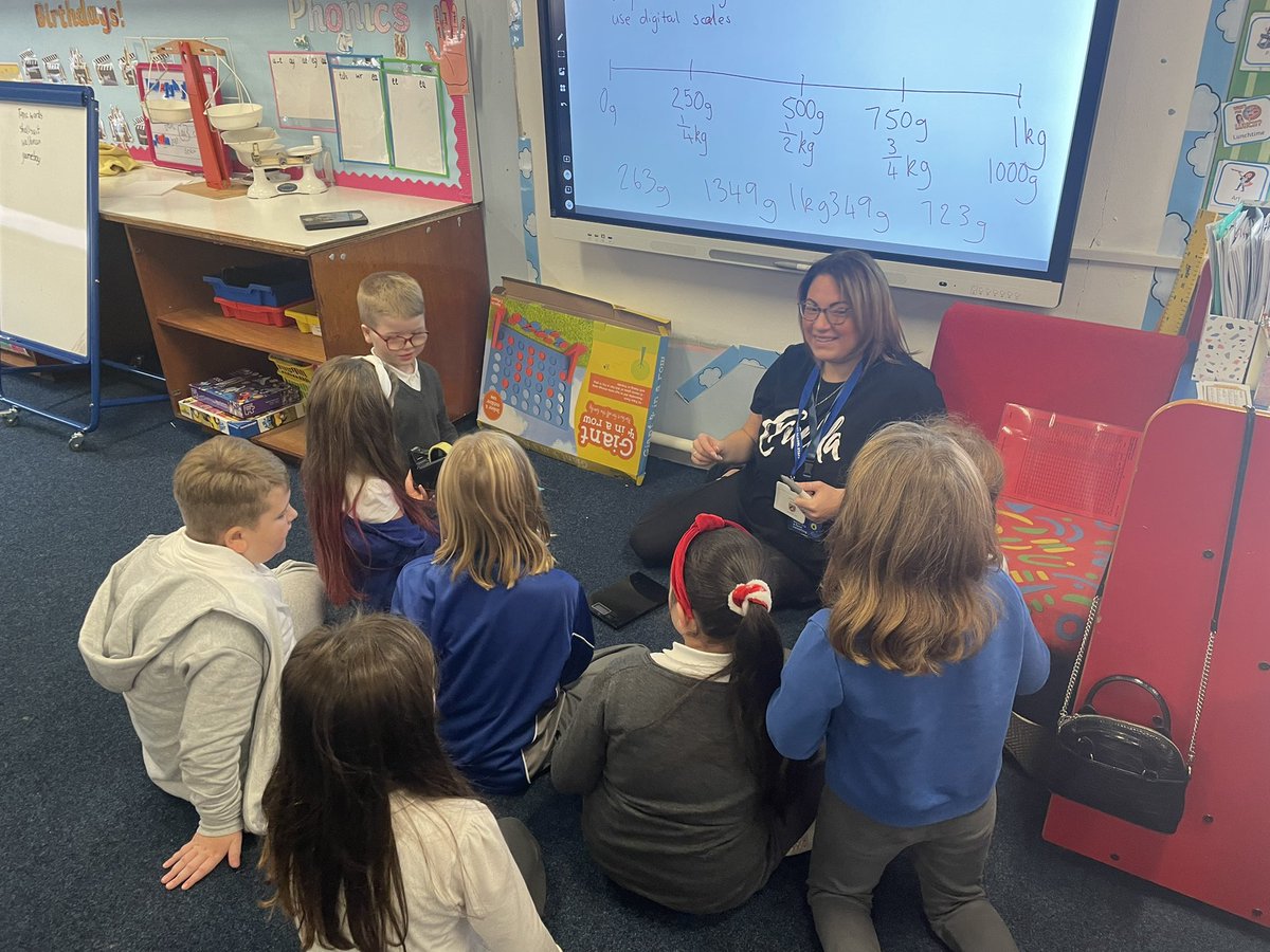 ArklestonSchool's tweet photo. Primary 4 were learning all about weight this morning. We found it fun using different scales and items to compare and measure. @AttainRen #WeightWednesday https://t.co/Ba4xdUnRCp