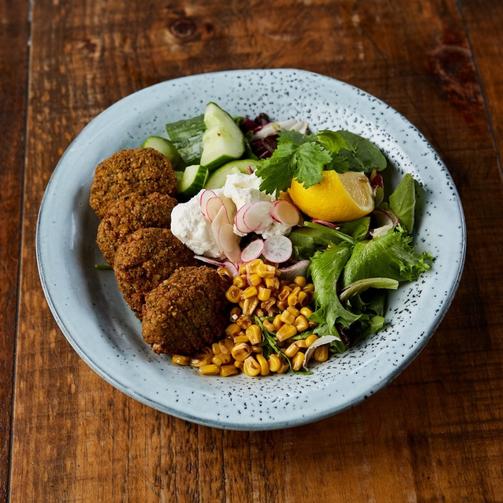Mord_Foodera's tweet photo. Something Fresh, Something Green!

Coriander Falafel &amp; Feta Salads, brought to you by Local Greens

#delicious #delivery #cheapdelivery #food #foodinlondon #lunch #dinner #nutritions #MordeliciousFoodera #speedydelivery #affordablefood #beautiful #fresh #cookedfood #whattoeat https://t.co/mgOe8biZZp