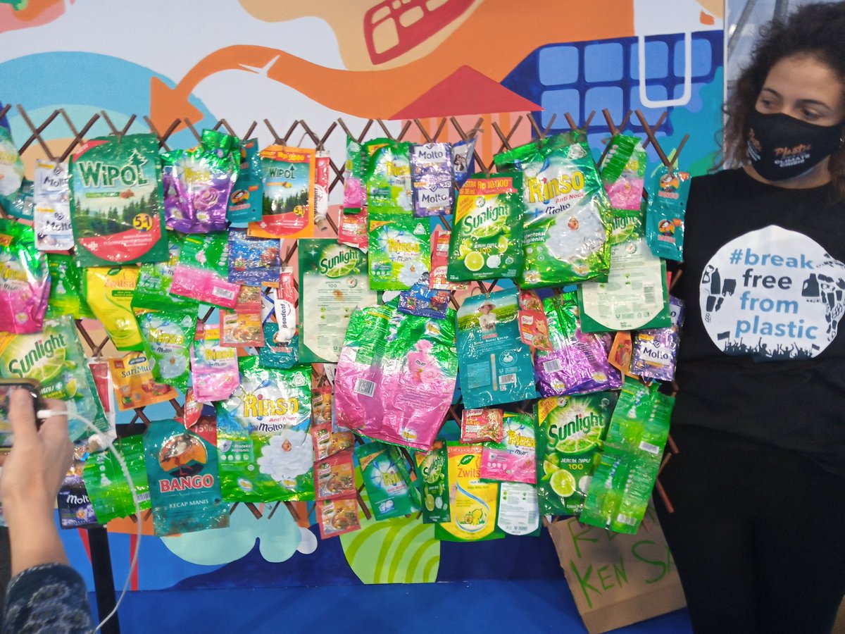 CEJADKenya's tweet photo. Today @CEJADKenya joined @brkfreeplastic campaign at #COP26 to demand for the ban of Plastics.
Our message was ,we are tired of managing Plastic crisis.
@GAIAnoburn
#SupfreeEAC https://t.co/WnTv1BtqUx