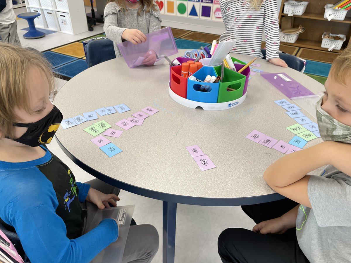 ReneeVarnum's tweet photo. This week during Phonics, we played the game, “Guess My Rule” using our Snap Words. We also went on a Snap Word hunt to see how many we could find in different fonts. #tcphonics https://t.co/HIvfIH5quq