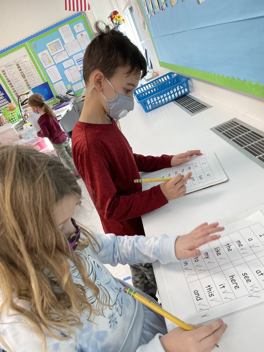 ReneeVarnum's tweet photo. This week during Phonics, we played the game, “Guess My Rule” using our Snap Words. We also went on a Snap Word hunt to see how many we could find in different fonts. #tcphonics https://t.co/HIvfIH5quq