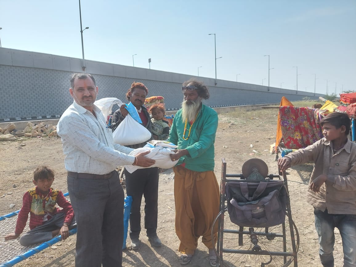 ગઇકાલે કોલિખડા ગામની સીમમાં આશ્રય લઇ રહેલા વિચરતી જાતિના સરાણીયા કુટુંબોની મુલાકાત લીધી હતી. જીલ્લાની પુરવઠા ટીમે આજે 'અન્ન બ્રહ્મ' યોજના તળે ઘઉં, ચોખા અને ખાદ્યતેલ તેમજ ICDS અંતર્ગત ધાત્રીમાતાઓને માતૃશક્તિ પૂરક આહાર પૂરા પાડેલ છે. અભિનંદન!
<a href="/CMOGuj/">CMO Gujarat</a> <a href="/trajendrabjp/">Rajendra Trivedi</a> <a href="/pkumarias/">Pankaj Kumar</a>