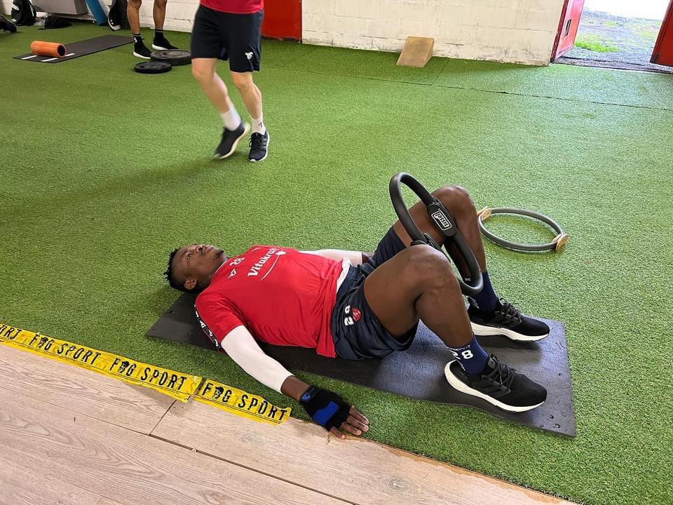 Ck28Christian's tweet photo. Lavoro lavoro lavoro 🔴⚪️💪🏿 #godisgreat🙏🏿 @ACPerugiaCalcio https://t.co/E9toh5VQpS