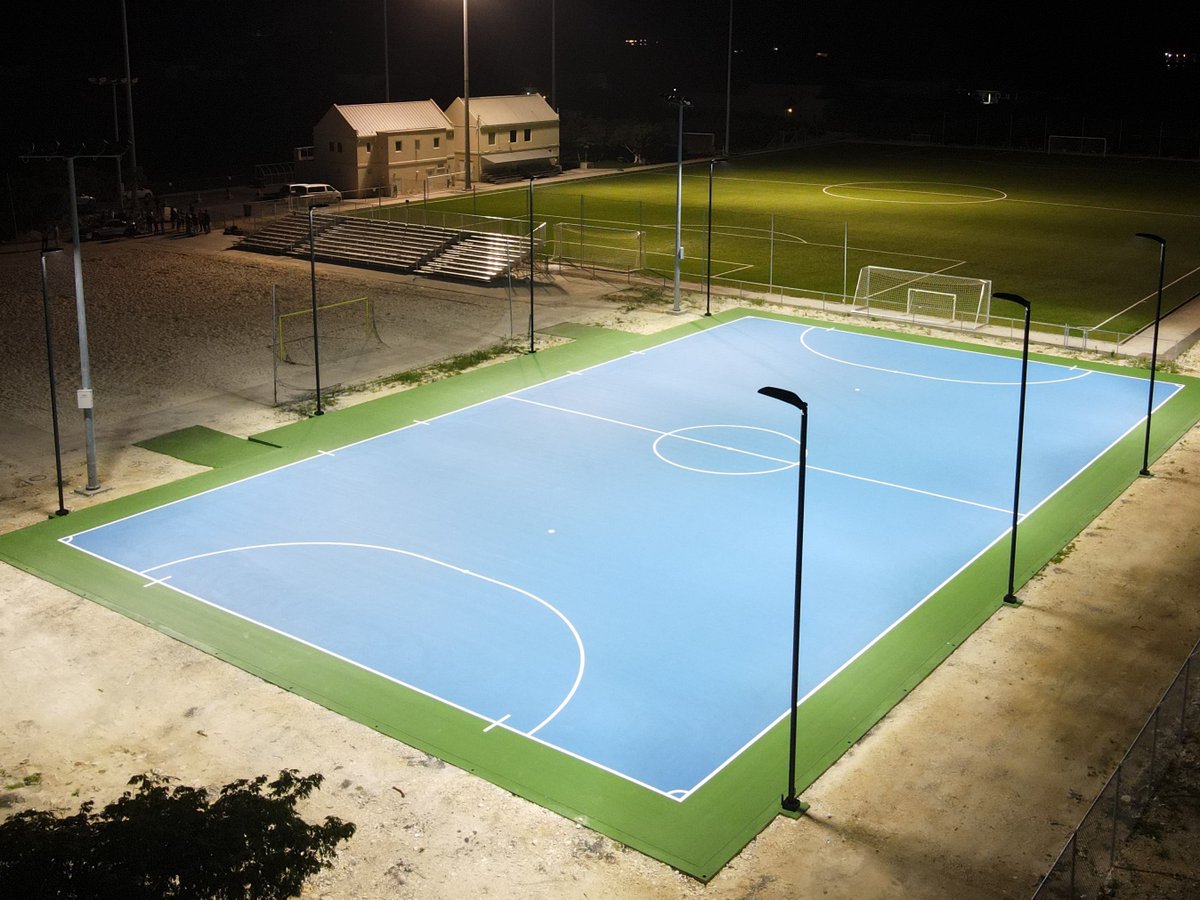 FrasureReps's tweet image. Let us help you envision your next project!

A recent installation of LSI's ZNL fixtures on a futsal court at the Graceway Sports Complex in Turks &amp;amp; Caicos. The 2nd image is a rendering of the court that we presented to the customer. The 1st image is the completed installation.