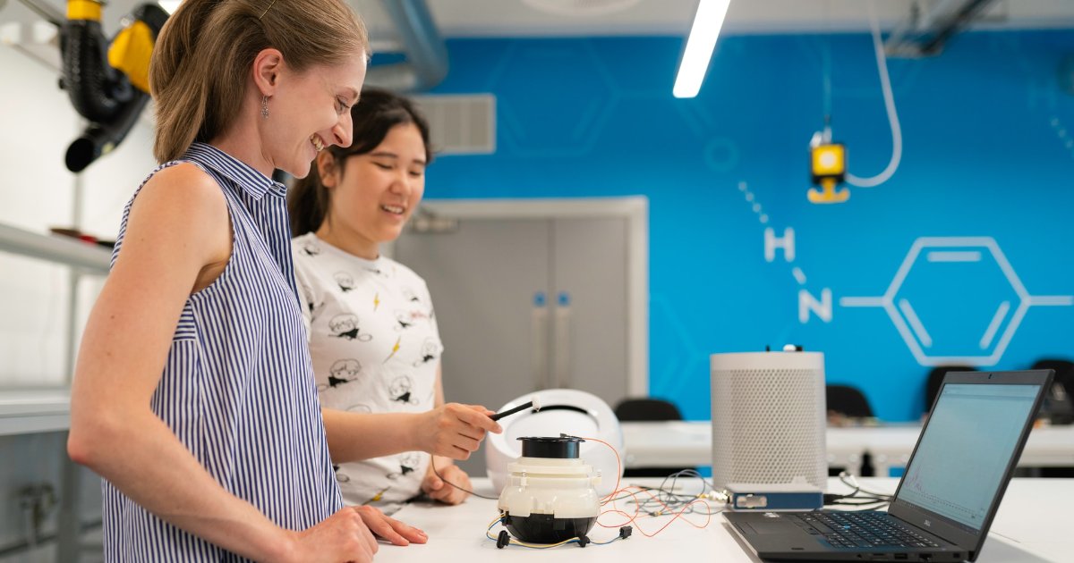 uOttawa's tweet photo. The Faculty of Education, with support from the provincial and federal governments, is relaunching its French-language educational technology teaching program, known as ÉduTek, as a certificate and bachelor’s degree option ➡️ https://t.co/4sODnddD0a https://t.co/Nk9YjA3yYq
