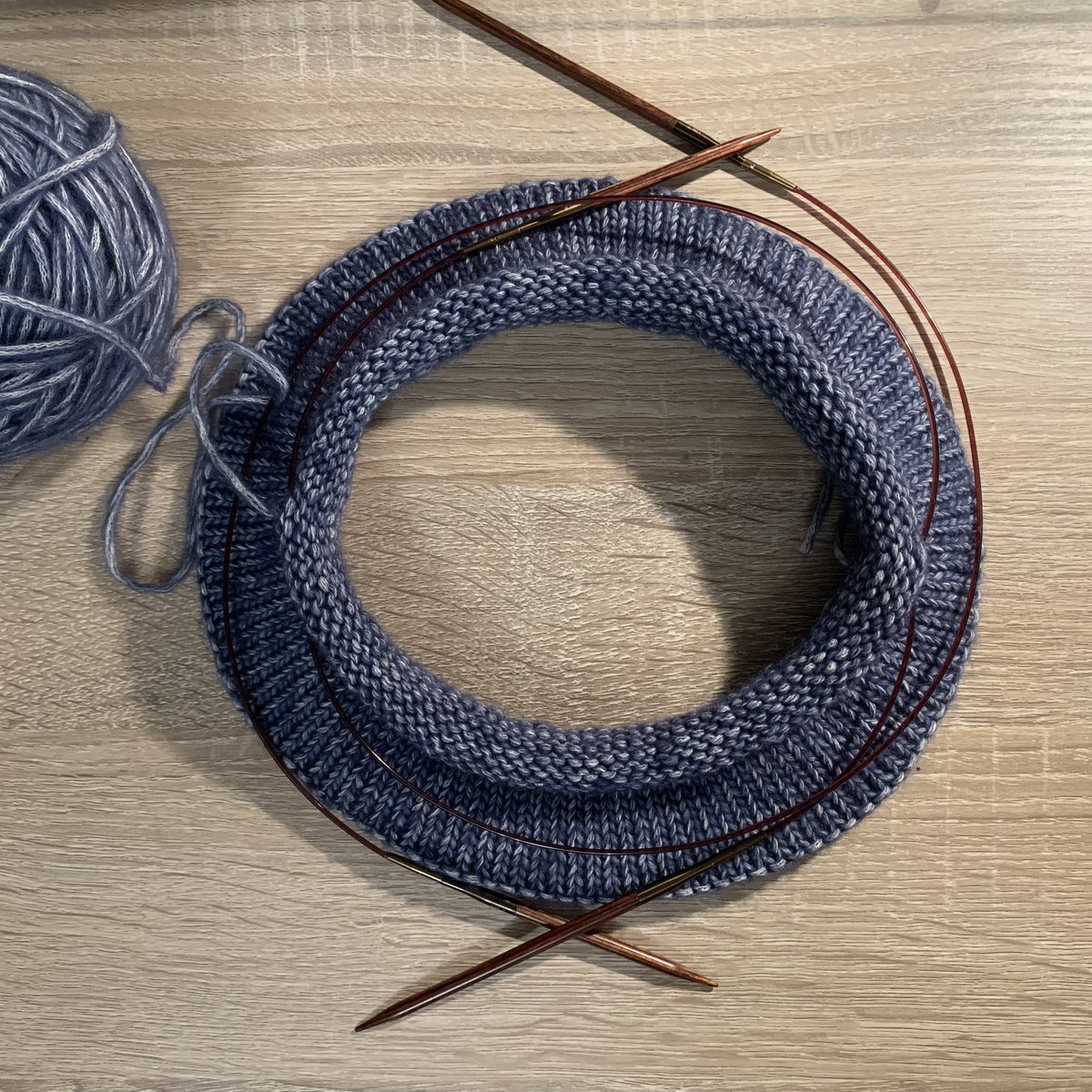 Castiel_2011's tweet photo. 근무 전 모닝 뜨개는 나를 위한 #hanasweater , 저녁엔 #netflixandknit 으로 남편 가디건 그리고 자기 전 침대에선 오디오 북 들으며 #gigihat
뜨개로 하루 하루가 알차다 ㅎㅎ https://t.co/RFPssBM65a