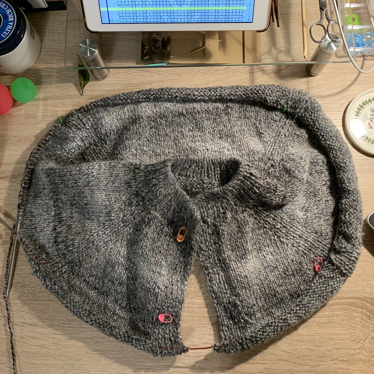 Castiel_2011's tweet photo. 근무 전 모닝 뜨개는 나를 위한 #hanasweater , 저녁엔 #netflixandknit 으로 남편 가디건 그리고 자기 전 침대에선 오디오 북 들으며 #gigihat
뜨개로 하루 하루가 알차다 ㅎㅎ https://t.co/RFPssBM65a