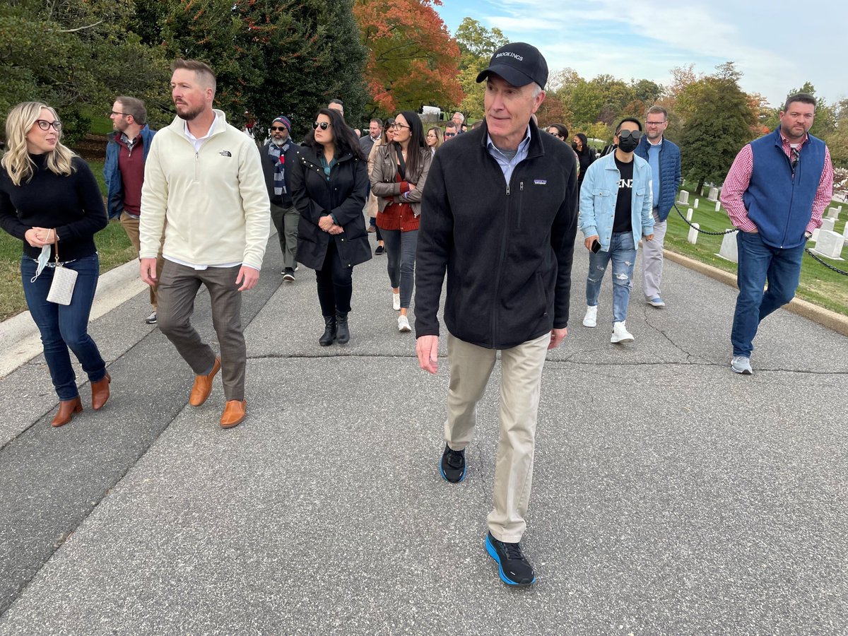 washuolin's tweet photo. Gen. David Huntoon of @BrookingsInst joins EMBA classes 56 & 55 on their weeklong DC residency connecting business+policy. Rebata Bolognesi, Alyssa Huffman & Dil Kebede were a day away from their DC residency in 2020 when travel shut down. We're happy they could join. #OlinNow https://t.co/TFVyptXneh
