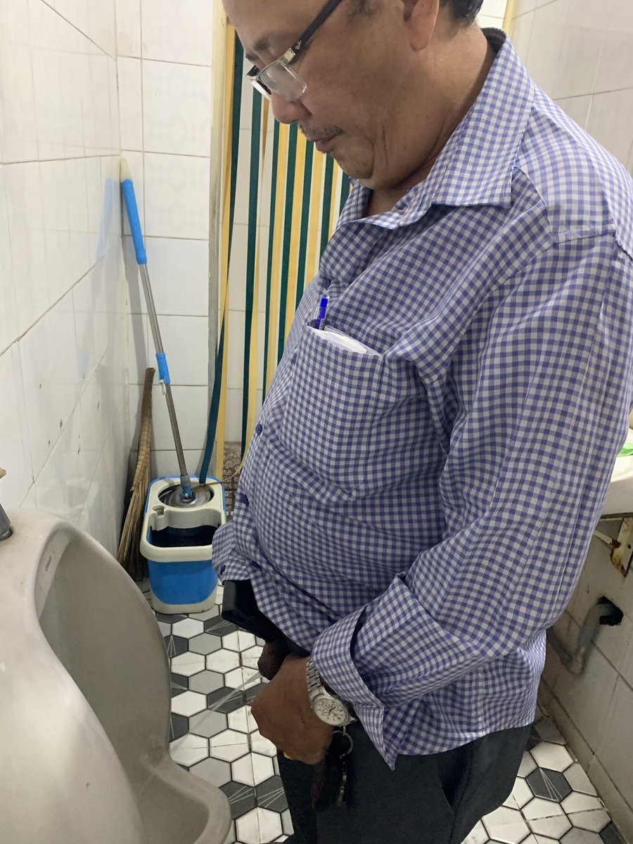 Hung67960725's tweet photo. Trai đẹp đi toilet https://t.co/JkoNeSnkuB