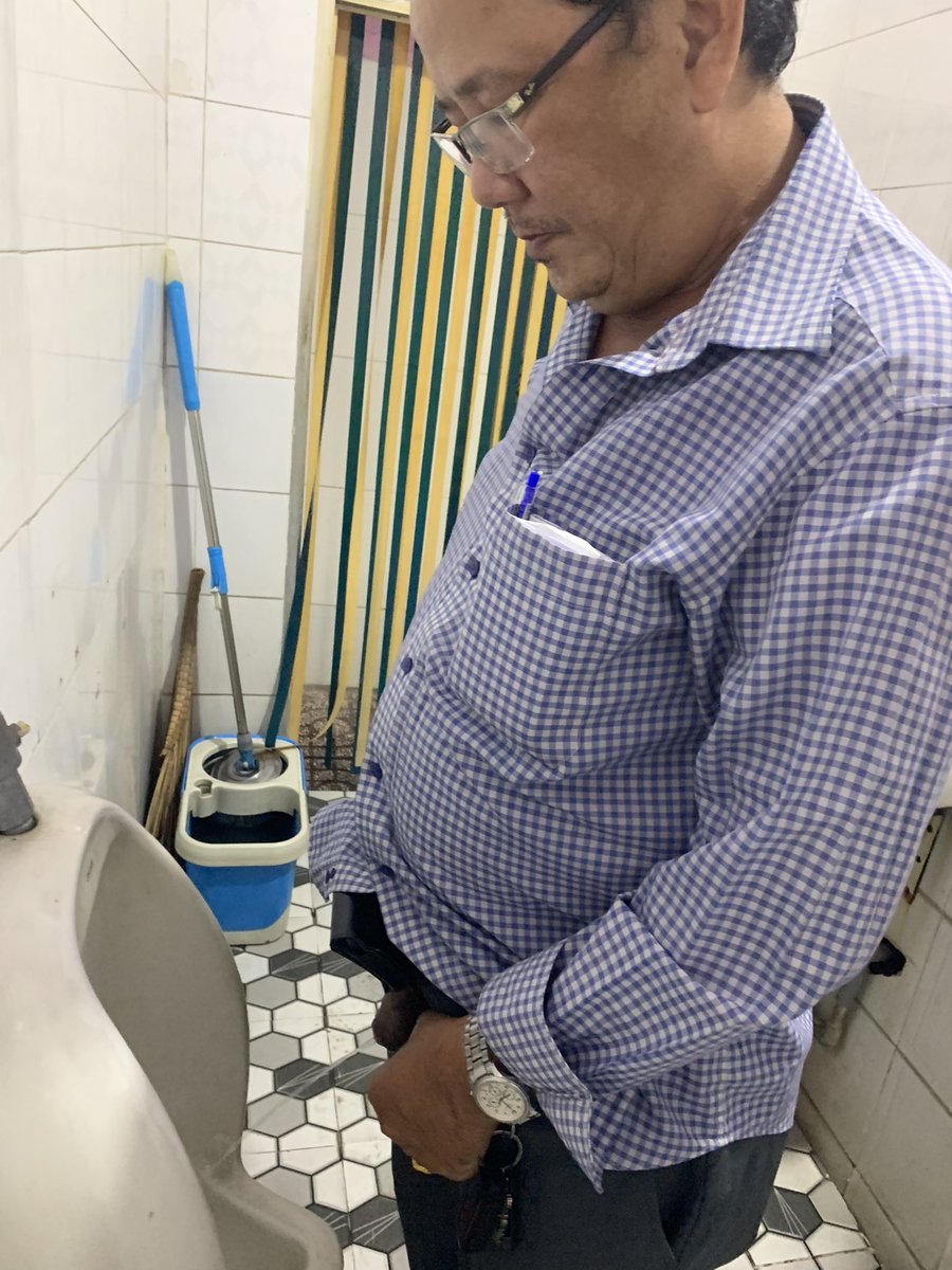 Hung67960725's tweet photo. Trai đẹp đi toilet https://t.co/JkoNeSnkuB