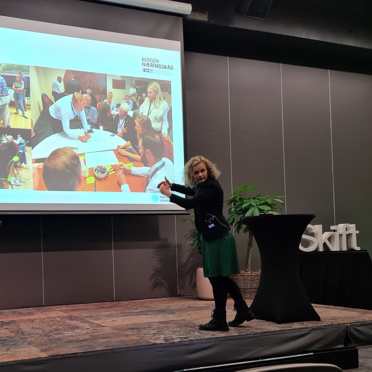 skift_norge's tweet photo. . @hannewetland i @BergenChamber om viktigheten av samarbeid:
– Organisasjonsmetodikk er ganske intern. Derfor kommer vi til kort når det kommer til sirkulærøkonomi. For hvem har ansvar for problemene som havner mellom organisasjonene?
#EvolveArena #sirkulærøkonomi https://t.co/glZ1WqvfwY
