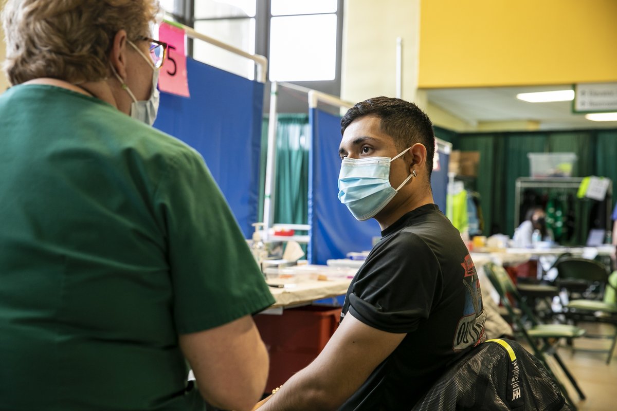 GeorgeMasonU's tweet photo. Don't forget, Patriots! Moderna and Pfizer #COVID19 vaccine booster shots are now available at @GeorgeMasonU! #PatriotsProtectPatriots #MasonNation 💚💛💉

Schedule your booster appointment ➡️: https://t.co/Wte4AKSLyv

📷: Creative Services https://t.co/JzE6Sfoh7b