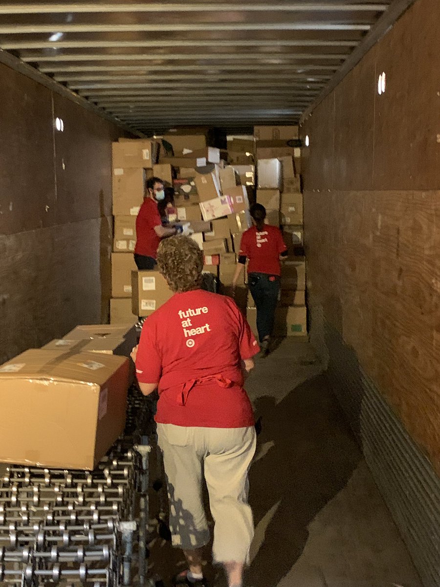 Late trailer…give it up for my amazing inbound team who nailed it! And every single leader in the building pitching in to show that team how much them mean to us❤️. And cheeseburgers to feed them! #R100cares #G196dreamteam #D128allstars @jessy_lundin <a href="/Le_Hulett/">Leandra Hulett</a>  <a href="/VanBeekMelissa/">Melissa VanBeek</a>