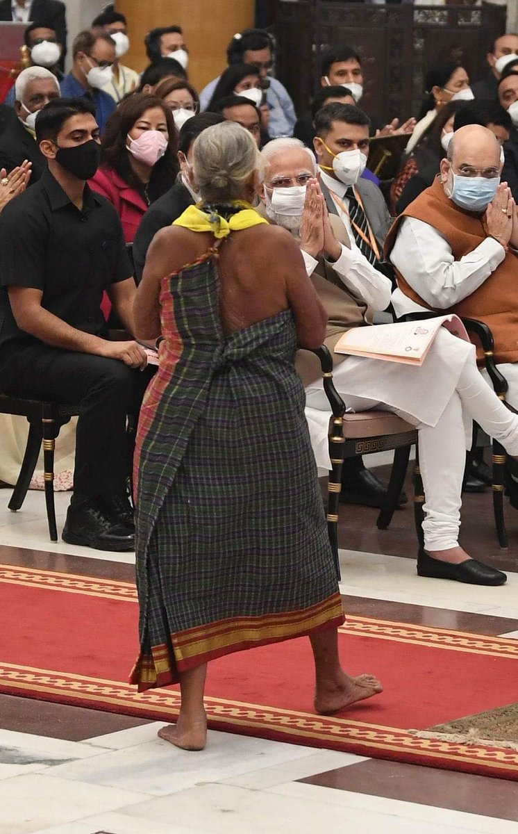 Fastestnewsnepl's tweet photo. भारतमा पद्म श्री पुरस्कार को दृश्य।
पहिरन ले भन्दा परिश्रम ले सम्मान कमाउन सकिन्छ भन्ने ज्वलन्त उदाहरण। https://t.co/KRCfR91TZB