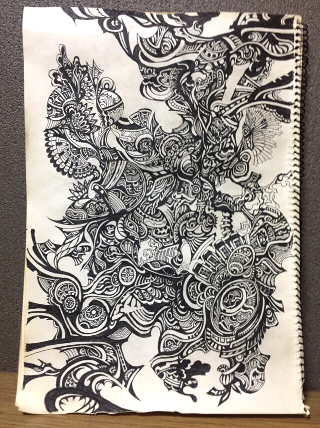 やっぱりトライバルより模様のほうが精神が落ち着く。
描くのに時間かかってしまって薄い紙だからしわしわになっちゃった。
#アナログ絵描きさんと繋がりたい #絵描きさんと繋がりたい #illustration  #art #イラスト #創作 #芸術の輪 #ペン画 