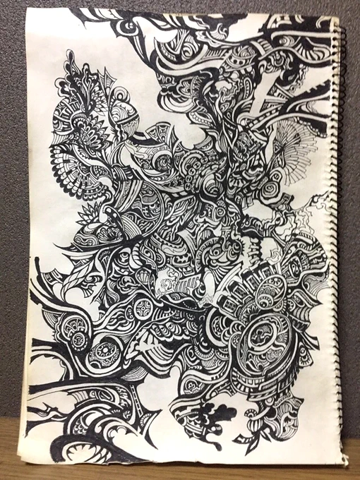 やっぱりトライバルより模様のほうが精神が落ち着く。
描くのに時間かかってしまって薄い紙だからしわしわになっちゃった。
#アナログ絵描きさんと繋がりたい #絵描きさんと繋がりたい #illustration  #art #イラスト #創作 #芸術の輪 #ペン画 