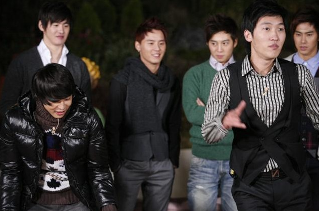 예스페라 대표님이신 임영필 씨와 박유천.
이걸 반갑다고 말해야 하나요?