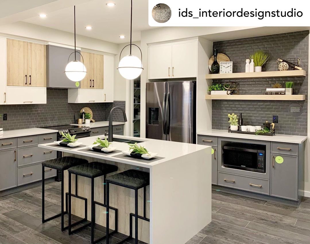 JadeStoneLtd's tweet photo. Modern spaces call for modern countertops 🌟

Material: Cotton White by @Viatera 

#yycbusiness #quartz #countertops #renovation #homebuild #kitchenrenovation #dreamkitchen #waterfall #itsagreatdayforcountertops https://t.co/q9OV38rvKS