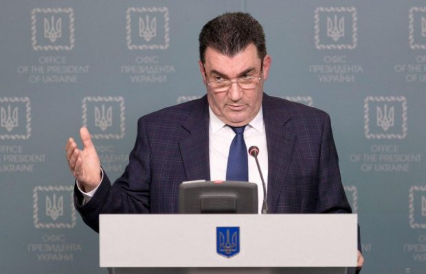 unian's tweet photo. "З якого переляку?": Данілов жорстко відповів німцям щодо прийому біженців Україною (відео)
https://t.co/BPvM86AsaY https://t.co/sqM8CsSxWI