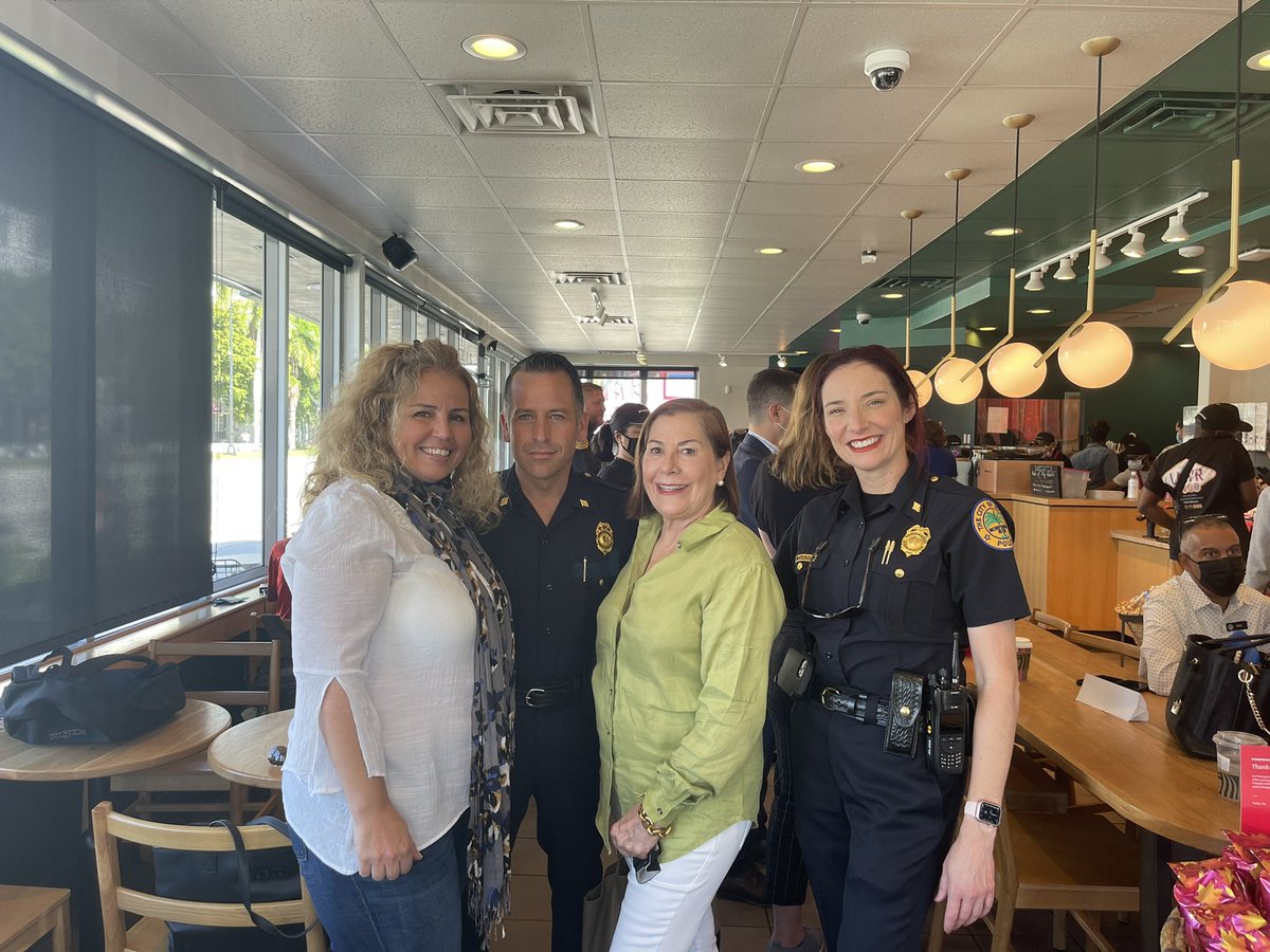 FreddieCruz16's tweet photo. BIG THANKS @Starbucks for hosting a Wonderful @CoffeewithaCop event in the Gorgeous Edgewater. Nice to reconnect with great folks. @CommKCarusoMPD @MGonzalezMPD @TCarrollMPD @MoralesMiamiPD @kenforflorida @BNAedgewater ☕️ https://t.co/FNsbbpqoCm