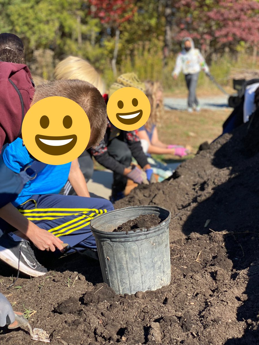 IgniteOnlineDPS's tweet image. Ignite! students are hard at work learning about composting, nutrients, and the life cycles of vegetables. #IgniteOutdoors is getting our hands dirty and learning sustainability.