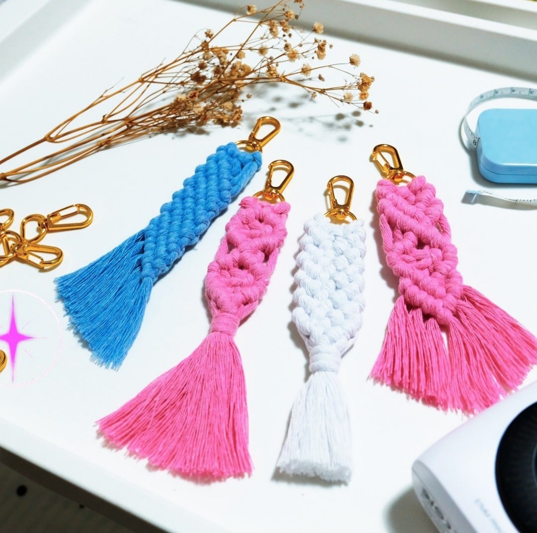 cAmZart's tweet photo. Starting off my JOURNEY with these cutie macramé keychains. Available soon. ♡♡♡ IG: @camzarthandcrafteddecors 

#macramé #macramekeychains #artsandcrafts #pink #blue #white #macramemakers #artistoninstagram #arts #crafts #threads #cords #yarns https://t.co/LBTteWqmcp