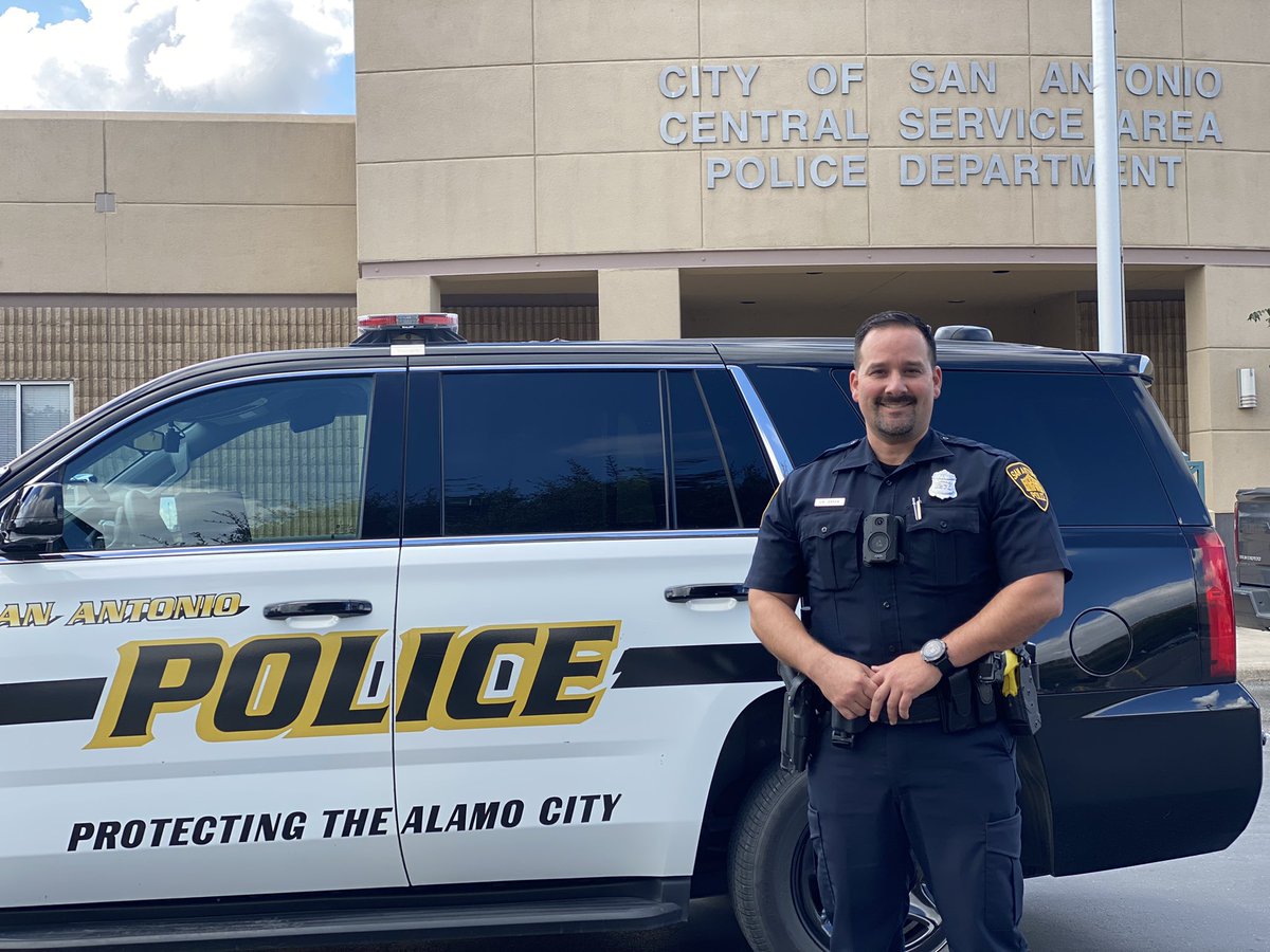 SATXPolice's tweet photo. Happy Birthday, @USMC!
Meet #SAPD Officer J.B. Garza who happens to be a former Marine! Officer Garza served 4 years in the Marines. He was stationed in Japan, Hong Kong, and Korea.  Officer Garza is currently in the U.S. Coast Guard reserves. https://t.co/nwL4asDnhu