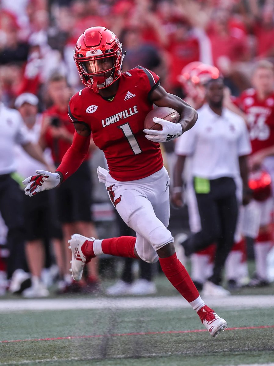 Craverrr4's tweet photo. Extremely Blessed To Receive My First  ⭕️ffer From The University Of Louisville 🔴⚫️ #L1C4
@CCHSfootbal  @CoachPeteThomas 
@ChadSimmons_  @AL6AFootball @GunterBrewer @CoachHart_12 https://t.co/LI0uAQ30zq
