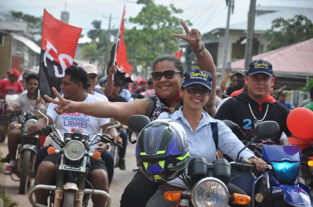 ZenzontleG's tweet photo. #TodosJuntosVamosAdelante | La militancia sandinista de Puerto Cabezas celebró el triunfo del Comandante Daniel Ortega y la compañera Rosario Murillo en las #EleccionesSoberanas2021 !!✊🏻🔴⚫🇳🇮

#SiempreMasAlla 
#FuerzaDePuebloQueVence https://t.co/zNJU982e0I