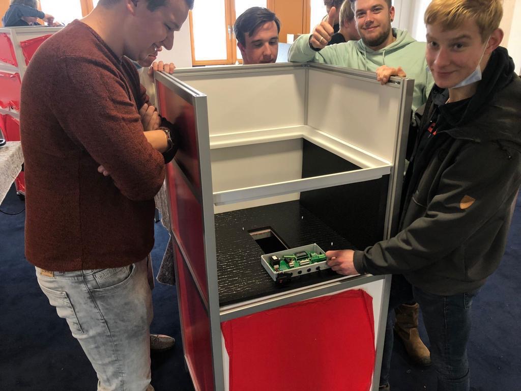 HARWIGBV's tweet photo. Gisteren hebben wij 7 leerlingen van de opleiding Elektro van het Alfa-college Groningen ontvangen. Samen met TechHub Assen zijn de leerlingen aan de slag gegaan met de UVC Air Steriliser. De UVC Air Steriliser is een luchtreiniger ontwikkeld voor verouderde klaslokalen. https://t.co/O5EOz71sjV