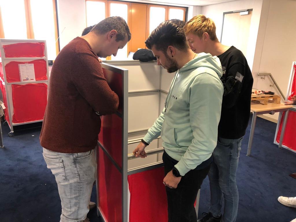 HARWIGBV's tweet photo. Gisteren hebben wij 7 leerlingen van de opleiding Elektro van het Alfa-college Groningen ontvangen. Samen met TechHub Assen zijn de leerlingen aan de slag gegaan met de UVC Air Steriliser. De UVC Air Steriliser is een luchtreiniger ontwikkeld voor verouderde klaslokalen. https://t.co/O5EOz71sjV