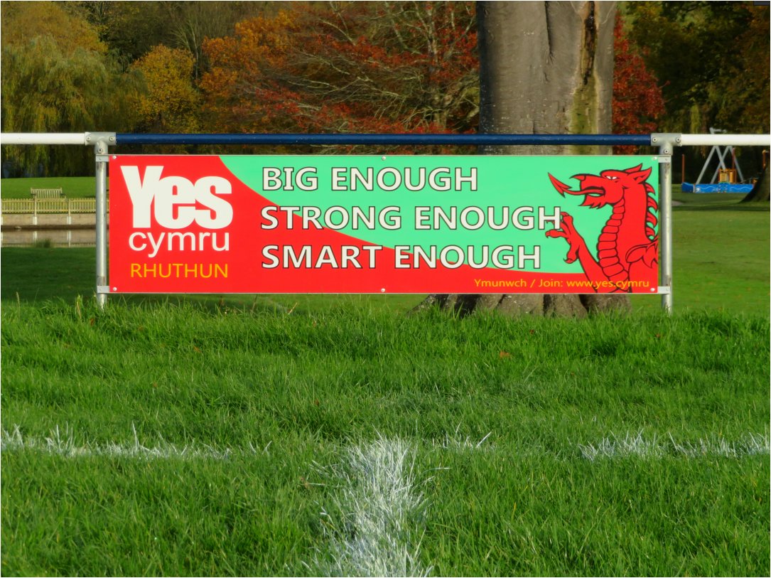 Hysbysfwrdd newydd i fyny yn y Clwb Rygbi!
A brand new signboard went up at <a href="/ruthinrugby/">Clwb Rygbi Rhuthun Rugby Club</a> this week!

#WALES - 
BIG ENOUGH 
STRONG ENOUGH 
SMART ENOUGH!
#IndyWales without #Westminster corruption!
<a href="/YesCymru/">YesCymru</a> #Annibyniaeth 
Diolch <a href="/dafadmynydd/">Hywel#FBIW</a>!