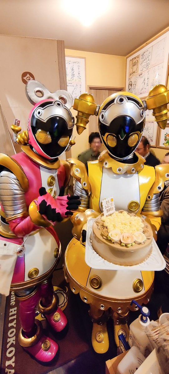 chitose_shinobu's tweet photo. @hiyokoyamaid 
ひよこ家さん、20周年おめでとうございました！
久々に外でゆっくりお酒が飲めました。
貴重なプレートが載ったままのケーキ写真���添付します！ #ひよこ家20周年 https://t.co/MMwCHutp3Y