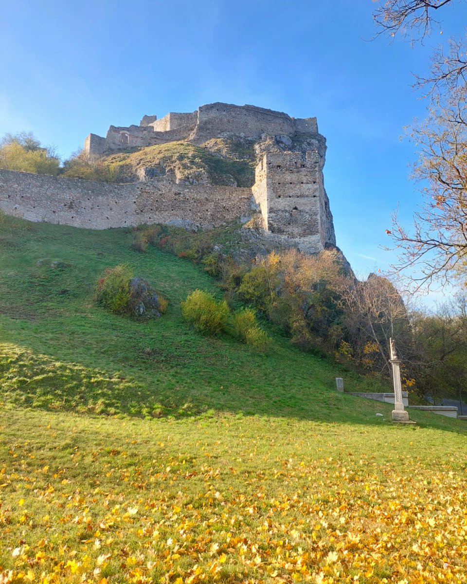 GayMenOntheGo1's tweet photo. 𝗗𝗲𝘃𝗶𝗻 𝗖𝗮𝘀𝘁𝗹𝗲 𝗮𝗻��... 𝗦𝗰𝗼𝗼𝘁𝗲𝗿 𝗿𝗶𝗱𝗲!
Today we visited #DevinCastle which is about 20 minutes distance from old town with car!
It's beautiful and windy! lol But the views are amazing!
On the return, we decided to try the scooters! It was SO
Tomorrow: Vienna! https://t.co/fjcJPedr0D