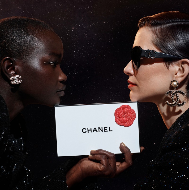 CHANEL's tweet photo. На новогодние праздники дарите чудо – дарите CHANEL. Добавьте персональное послание к своему идеальному подарку из эксклюзивной подборки ароматов, средств по уходу за кожей и макияжа.
#CHANELHoliday #GiveWonderGiveCHANEL