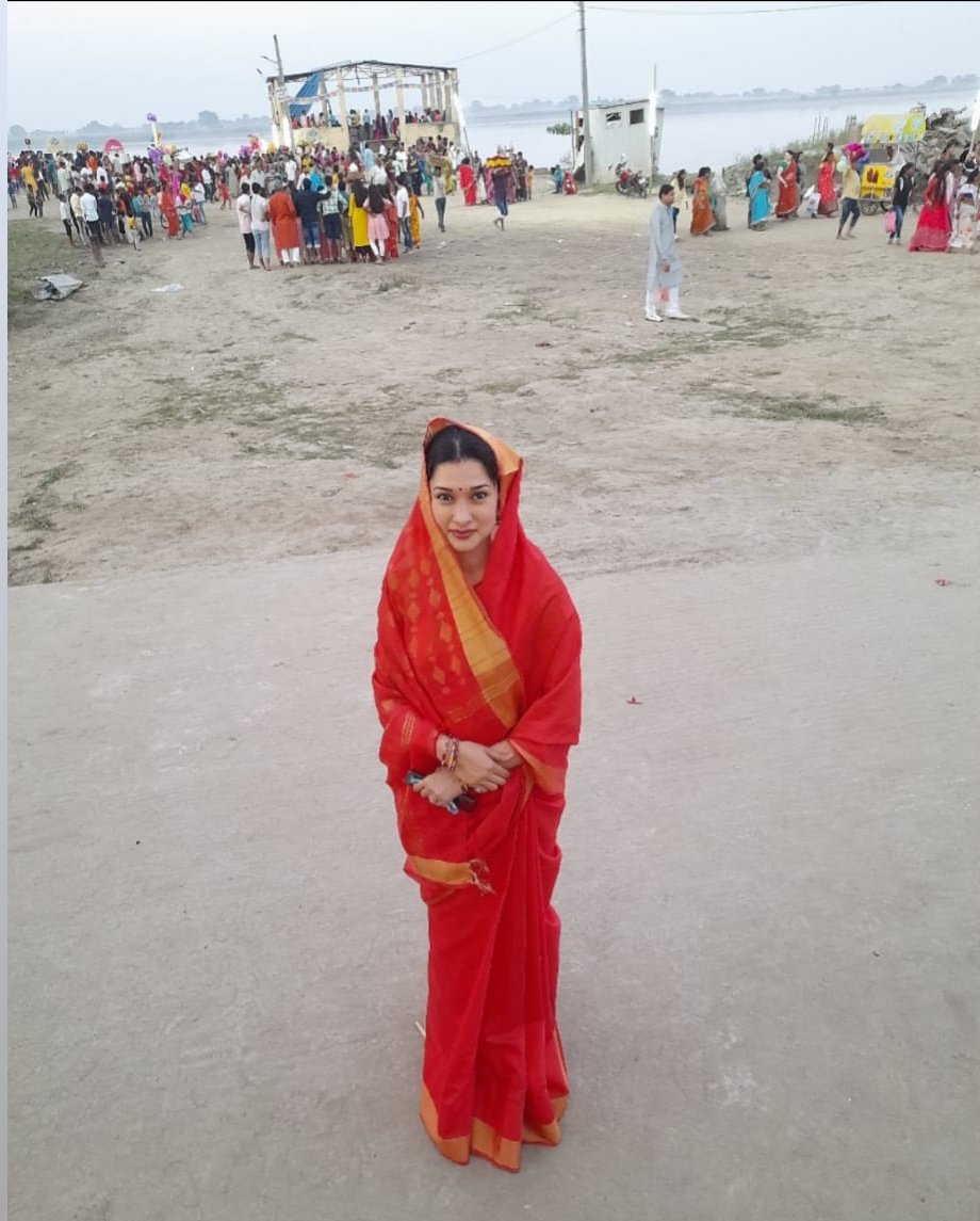 IMinakshiJoshi's tweet photo. दुनिया उगते सूरज को सलाम करती है. #छठ_महापर्व हमें डूबते का भी सम्मान करना सिखाता है. 
#महापर्व_छठ की ढेरों शुभकामनाएं🙏
#HappyChhathPooja https://t.co/kLSnSa9cXB