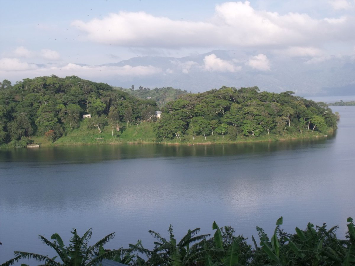 JSebisaho's tweet photo. Le domaine et mini-château du #PrincedeLigne qui, plus tard, devint proprieté de #Mobutu à #Idjwi. Mobutu passa du temps ici dans les années '70. Une merveille à visiter absolument. https://t.co/HkhFgPcYLW