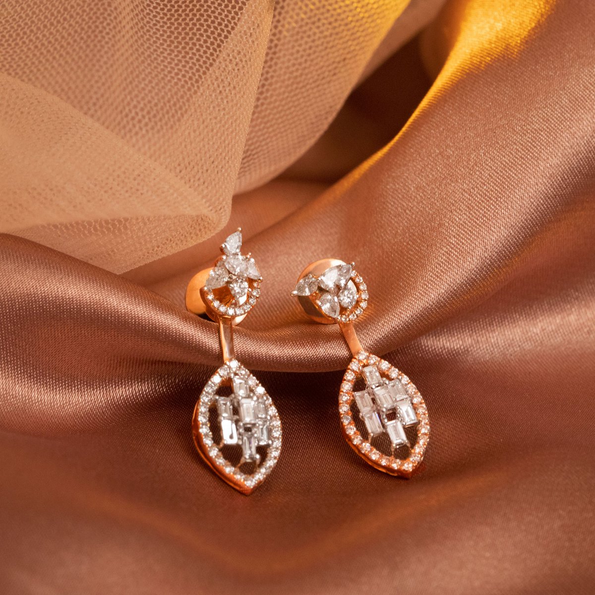 DiamondMela's tweet photo. Befit the occasion with beauty of boldnes๐
SKU #DM019ERGPRE248
#diamondjewellery #twowayearrings #peardiamond #equisitedesigns #fancydangler #detachabledanglers #weddingjewellery #exclusivedesign #diamondstud #festivevibes #readytoship #morethan30000products #igicertified https://t.co/0yTf43VuJb