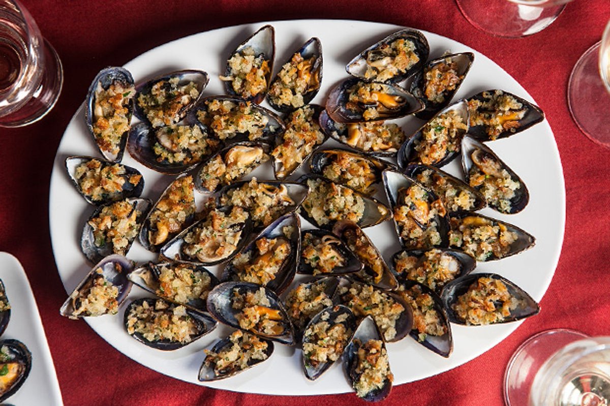 It's mussel season! Which means it's time to make.... crusted mussels on the half shell -- topped with Garlic Morsels!⁠
⁠
Recipe link: margotsmorsels.com/blogs/recipes/…