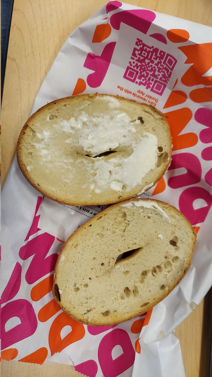 vronhufflypuff's tweet image. @dunkindonuts this is the great quality you provide to your customers. #notokay #wheresmycreamcheese I paid a total of $6.72 for a burnt tasting latte and an extra $1.00 for creamcheese that's on 20% of the bagel. Best of all: my refund was $6.00 in cash, not even the full $6.72
