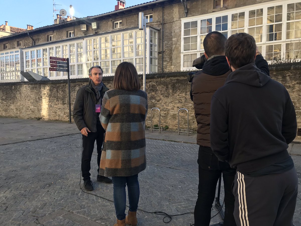 umbralightfest's tweet photo. 🔴 Ahora mismo grabando con @euskaltelebista hablando de #Umbrafestival Vitoria-Gasteiz 2021
@Fluge_AV 
@VitalFundazioa 
@Daisalux 
@i_Euskadi 
@TurismoAlava
@vitoriagasteiz
@Araba
@grupoeulen 
#umbrafestival #vitoriagreencapital #vitoriagasteiz #lightfestival #lightlovers https://t.co/QFW0CsAN8w