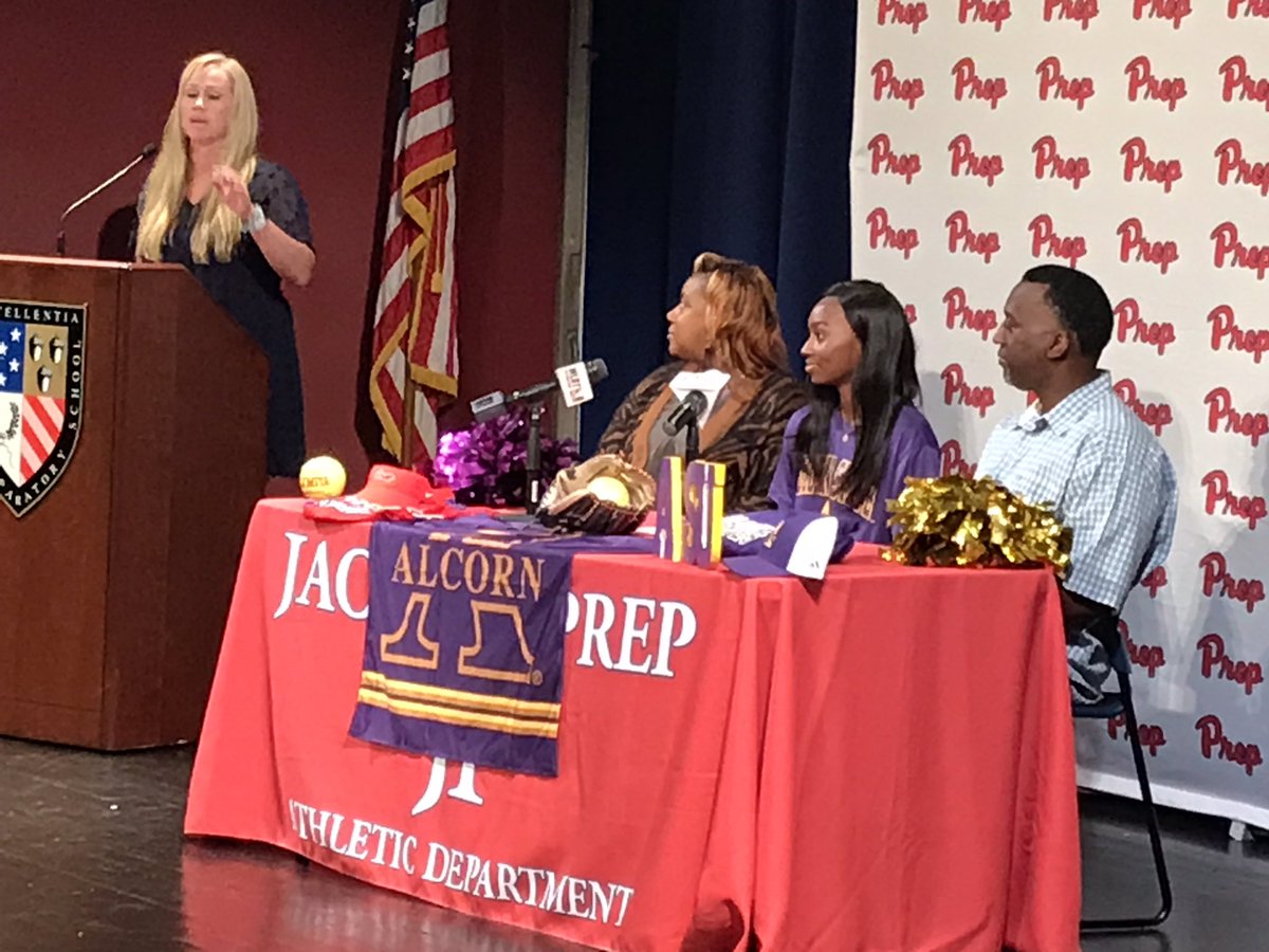 JoeCookSports's tweet photo. Jackson Prep’s Kamiya Dillon starts off the Patriots signing day as she puts ink to paper to play softball for @BRAVESSPORTS @JPsports https://t.co/snjoiCuP1c