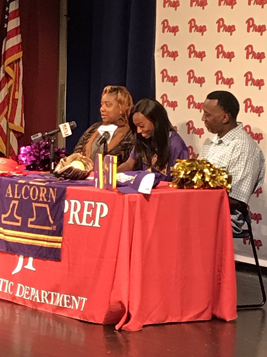 JoeCookSports's tweet photo. Jackson Prep’s Kamiya Dillon starts off the Patriots signing day as she puts ink to paper to play softball for @BRAVESSPORTS @JPsports https://t.co/snjoiCuP1c