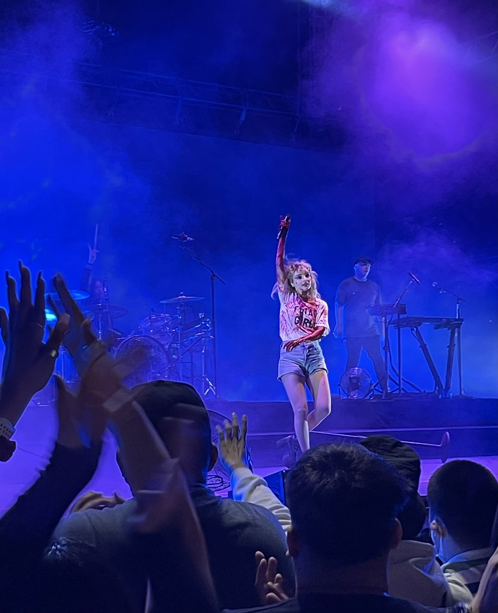 MARc__3's tweet photo. @laurenevemay is just my absolute favorite. Between the dance moves and costume changes, it was @CHVRCHES best show yet! #whiteoakmusichall https://t.co/Hn0nJSI85R