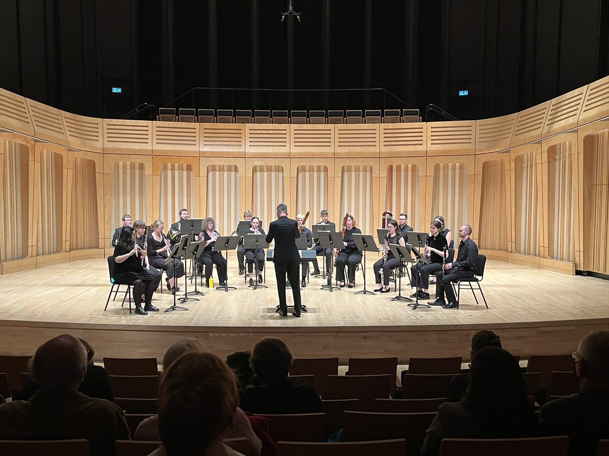 ChwythbrennauCB's tweet photo. Perfformiad gwych gan Chwyth Siambr brynhawn heddiw. Yn dilyn deuawdau corn basset Mozart wedi’u chwarae gan Hannah a Catrin, chwaraeodd yr ensemble Symffoni ar gyfer Offerynnau Chwyth Strauss, ‘The Happy Workshop’. Llongyfarchiadau i’r holl chwaraewyr am berfformiad bendigedig! https://t.co/YZcxN9T7iT