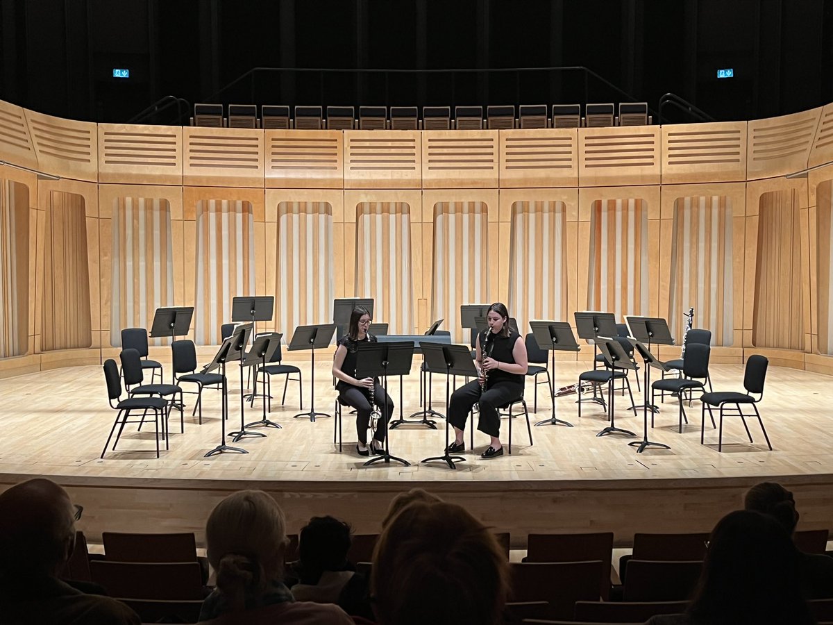 ChwythbrennauCB's tweet photo. Perfformiad gwych gan Chwyth Siambr brynhawn heddiw. Yn dilyn deuawdau corn basset Mozart wedi’u chwarae gan Hannah a Catrin, chwaraeodd yr ensemble Symffoni ar gyfer Offerynnau Chwyth Strauss, ‘The Happy Workshop’. Llongyfarchiadau i’r holl chwaraewyr am berfformiad bendigedig! https://t.co/YZcxN9T7iT