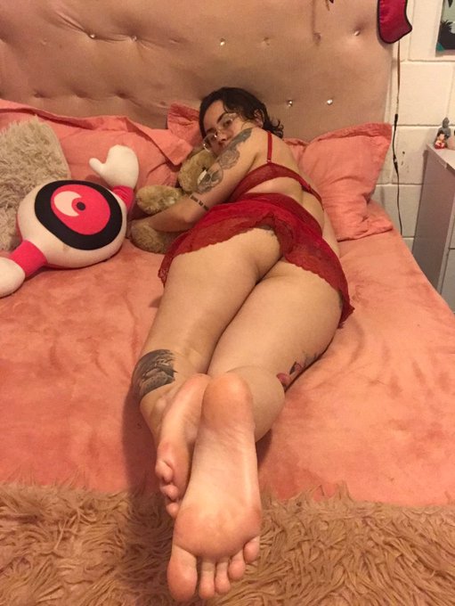 Hoje &eacute; dia de podolatria no meu onlyfans  https://t.co/e1nVxsxTAm https://t.co/1Cumt2u4qH